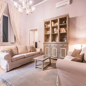 Stunning 5min Walk To Duomo Apartment